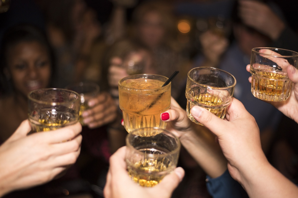 Невролог рассказала о вредном для нервной системы алкогольном напитке 